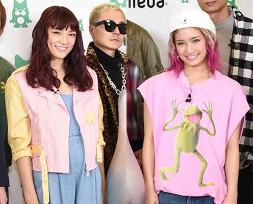 E-girls須田アンナ&YURINO、ピンク×デニムの“個性派”ストリートコーデが可愛い!<ファッションチェック>