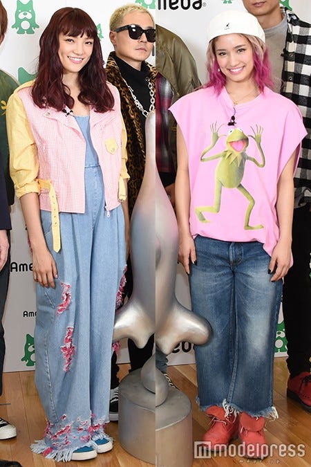 E-girls須田アンナ＆YURINO、ピンク×デニムの“個性派”ストリートコーデが可愛い！＜ファッションチェック＞（C）モデルプレス