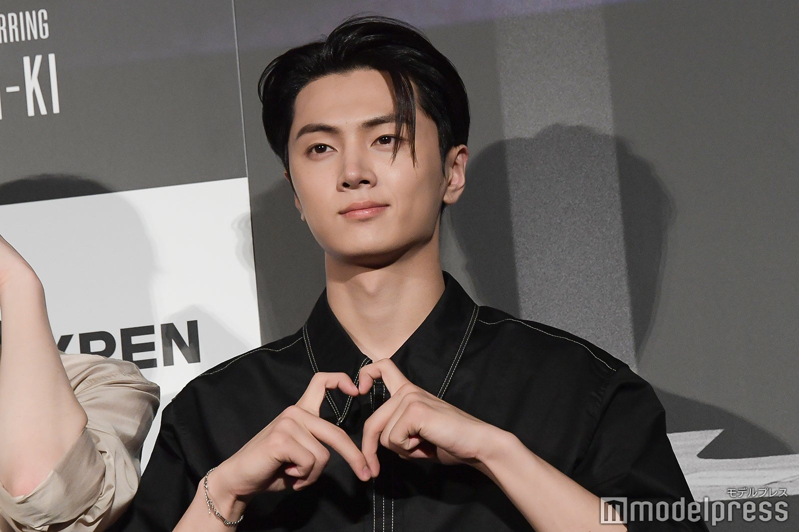 指でハートを作るJAY（ジェイ）（C）モデルプレス