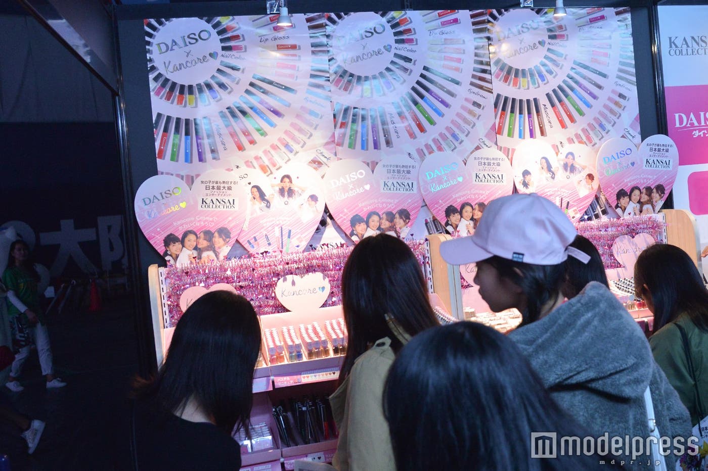 メイク好き女子で賑わうブース (C)モデルプレス