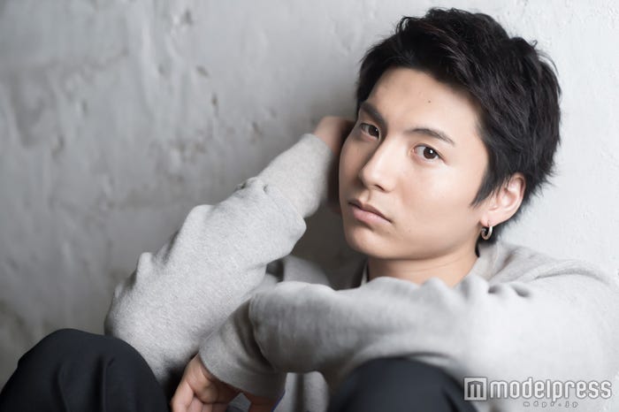 「牽制するのも唯一、首突っ込むのも唯一」(C)モデルプレス