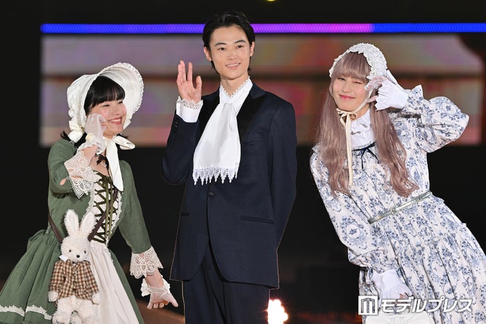 窪塚愛流・蒔田彩珠・橋本愛が“ロリータ”スタイルで「ガルアワ」初登場「ハピネス」貴重な劇中衣装を着用【GirlsAward 2024 S／S】