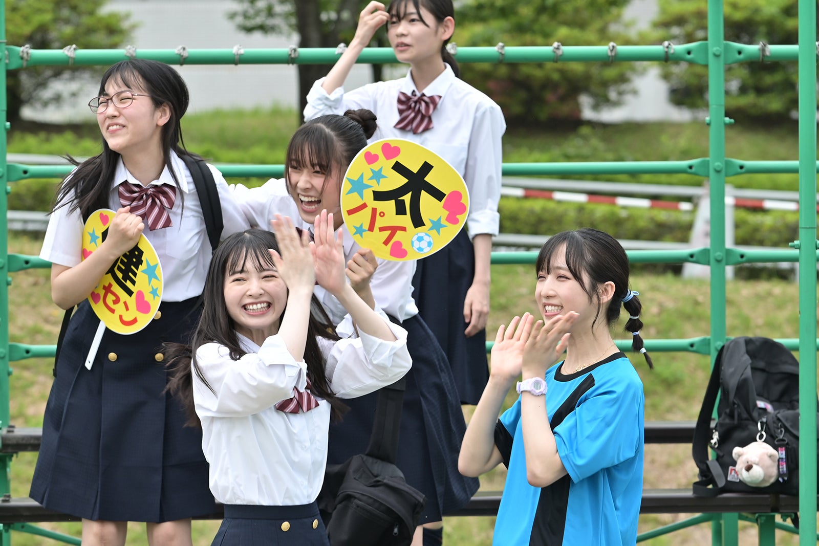 （前列）飯沼愛、小栗有以（C）「パパとムスメの7日間」製作委員会