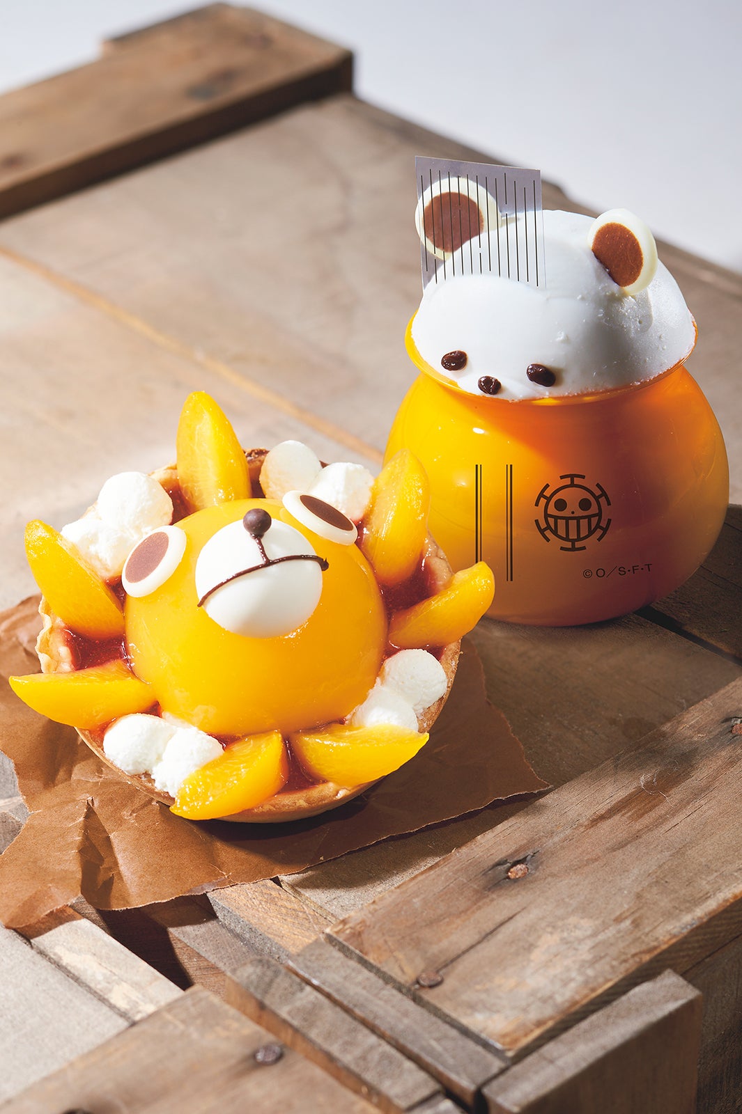 サウザンド・サニー号の大航海ケーキ ～オレンジ・チョコタルト～＆ベポのココナッツムース ～デザートですいません…～￥600（提供画像）