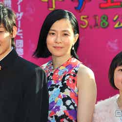 映画「中学生円山」のレッドカーペットイベントに出席した（左から）平岡拓真、坂井真紀、鍋本凪々美