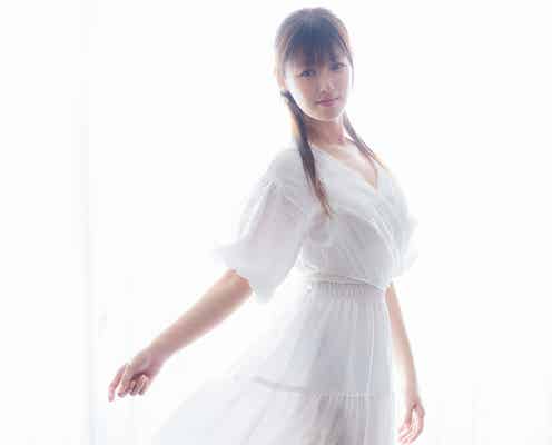 深田恭子、純白ワンピで輝く 水着姿も披露