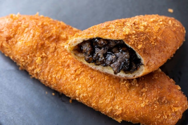 【滋賀・大阪/黒カレーパンの競演!】地元愛あふれる2大・黒カレーパン。好みはどちら?【anna・関西まとめ】