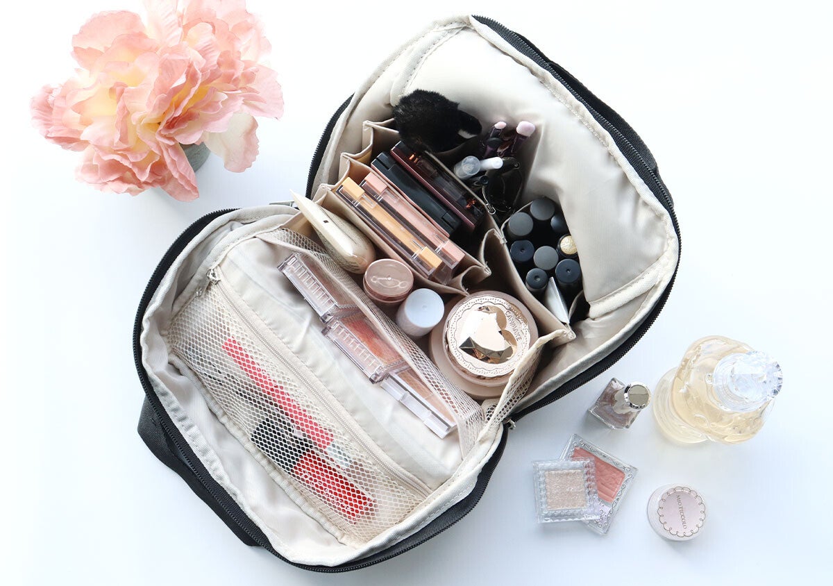 ありそうでなかった便利機能がすごい！コスメ収納に革命がおきる♡時短が叶う付録ポーチ