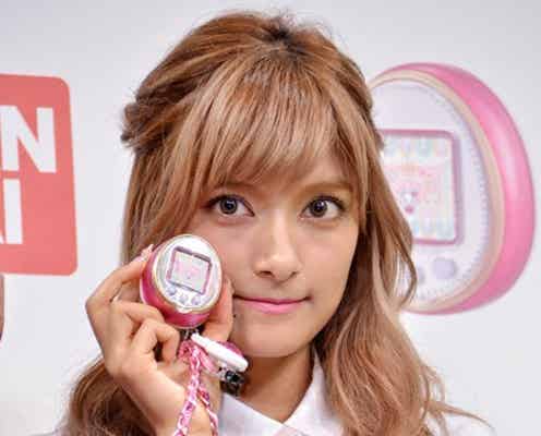 ローラ、圧巻美脚を披露 幼少期の思い出を語る