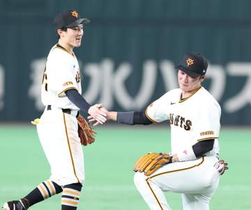 巨人 坂本勇人がスーパープレー！スライディングキャッチからノールックで一塁へ完璧な送球 本拠地が大歓声に包まれる 解説も「見えてないはず」