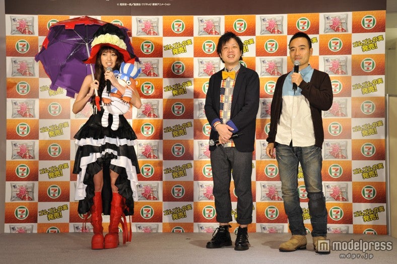 南明奈（左）とかもめんたる（右）