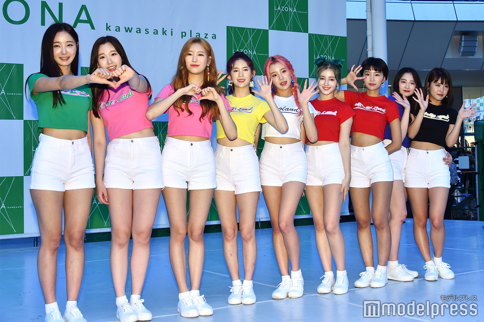 MOMOLAND（左から）ヨンウ、ナユン、ジェイン、デイジー、ジュイ、ナンシー、ヘビン、テハ、アイン（C）モデルプレス