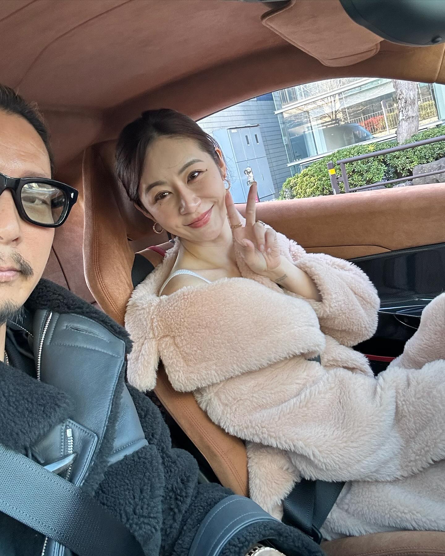 黒木啓司さんの妻・宮崎麗果さん、3年目の結婚記念日にフェラーリ納車 車種公開