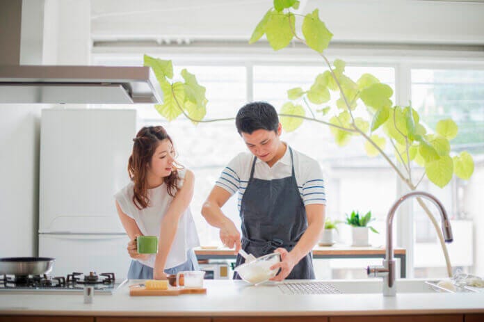 一緒にお菓子作りをする