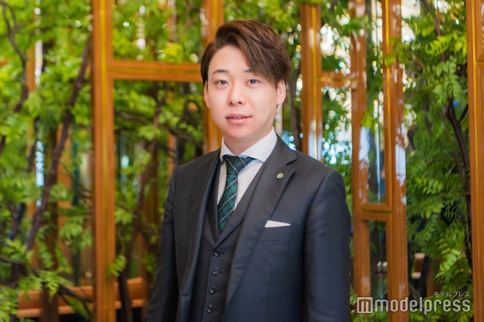 山崎隼人氏「バルセロナグループ」(C)モデルプレス