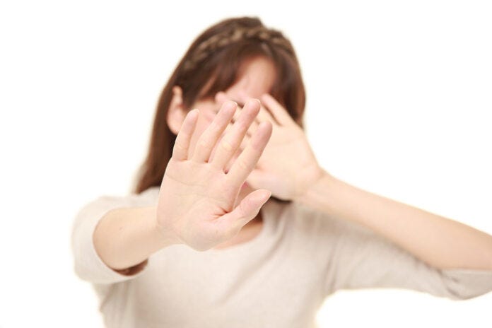 会話中に目をあわせようとしない