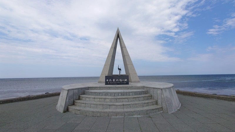 日本最北端：稚内・宗谷岬。宗谷海峡をバックにしたモニュメントが印象に残ります（2023年6月撮影）