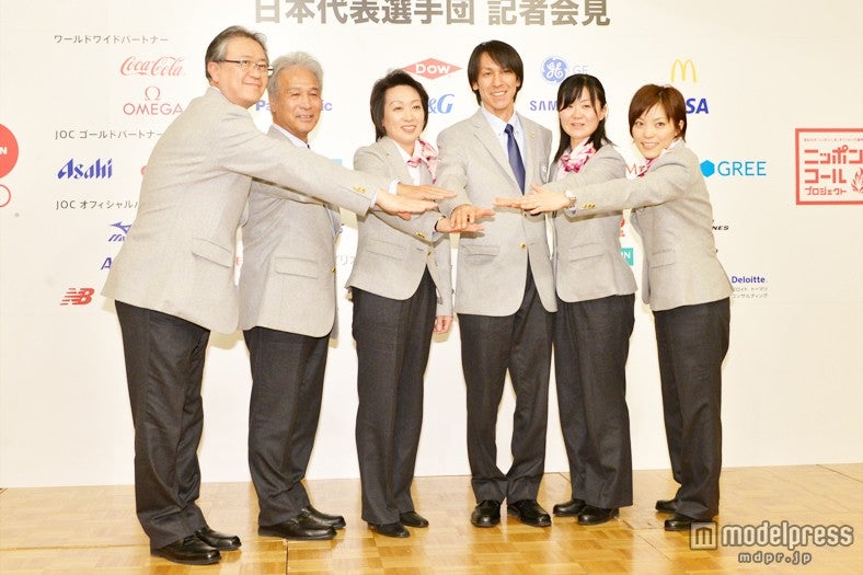 （左より）伊東秀仁総監督、古川年正副団長、橋本聖子団長、葛西紀明主将、田畑真紀副将、小笠原歩旗手