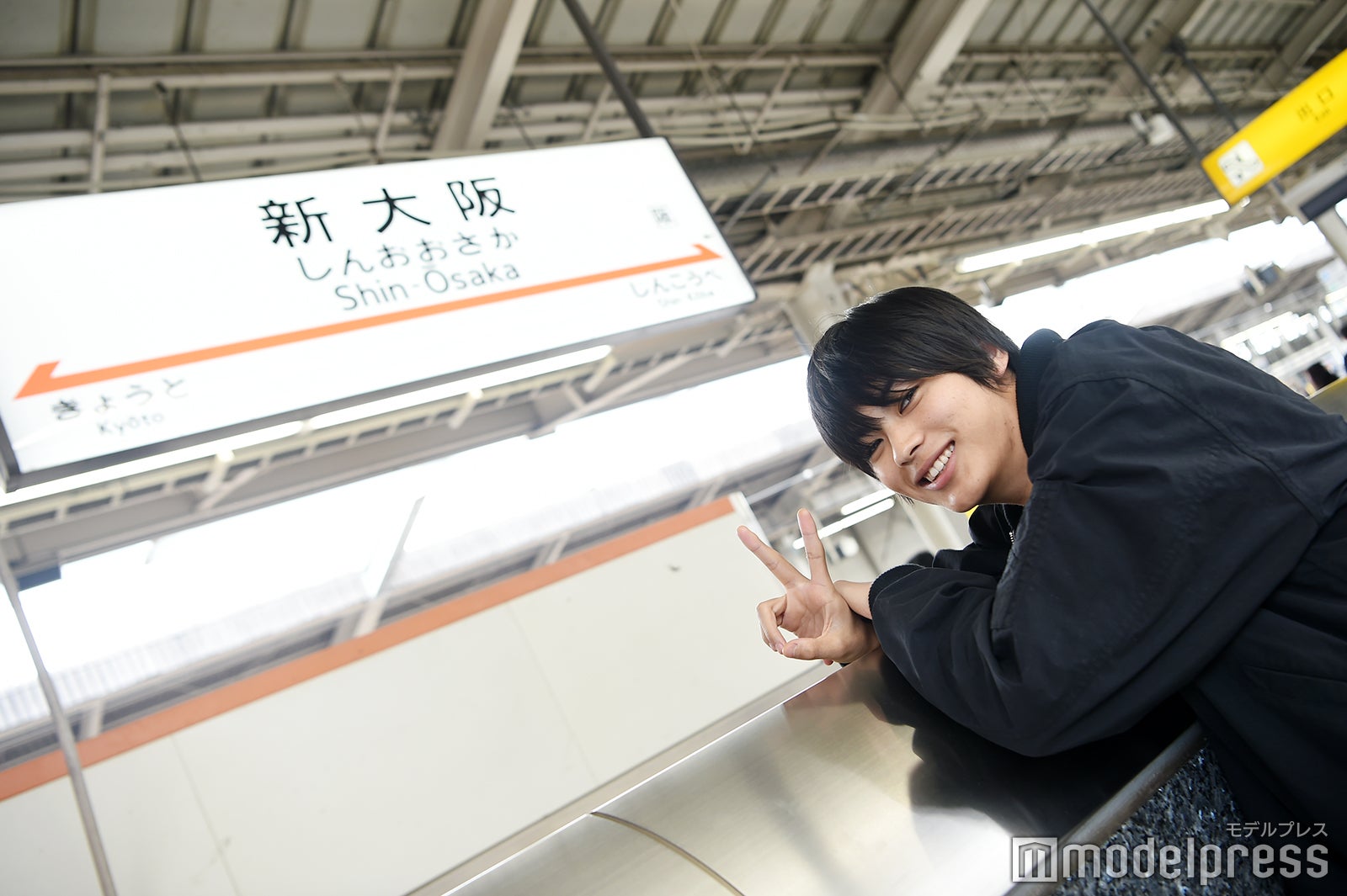 新大阪駅に到着した直後の神尾楓珠 （C）モデルプレス