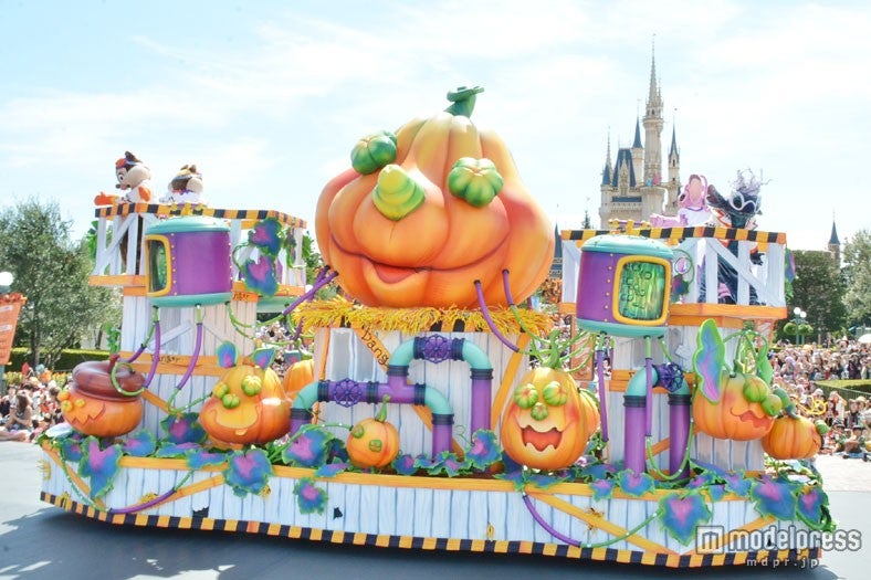 スティッチたちの巨大なカボチャを作り出すラボラトリーのフロート／ハッピーハロウィーンハーベスト