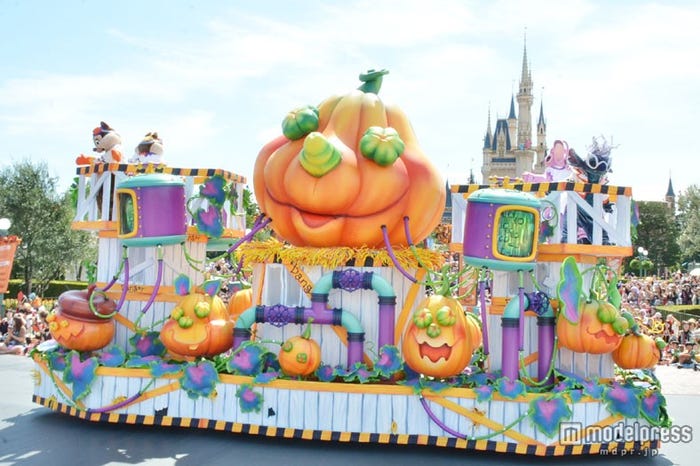 スティッチたちの巨大なカボチャを作り出すラボラトリーのフロート/ハッピーハロウィーンハーベスト