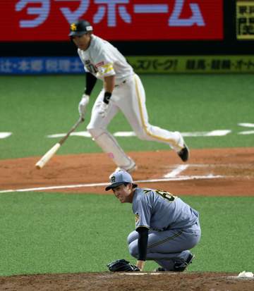 阪神・湯浅が右足首を痛めたか 試合後、両肩を抱えられてチームバスへ 六回の最後の1球でひねったか「マジでわからないです」