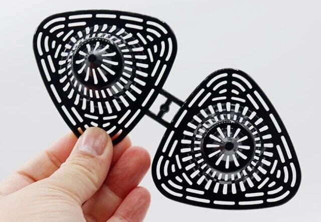 ダイソーの鉢底ネット（7.1cm×7.5cm×4.5cm、6個組）のサイズ感