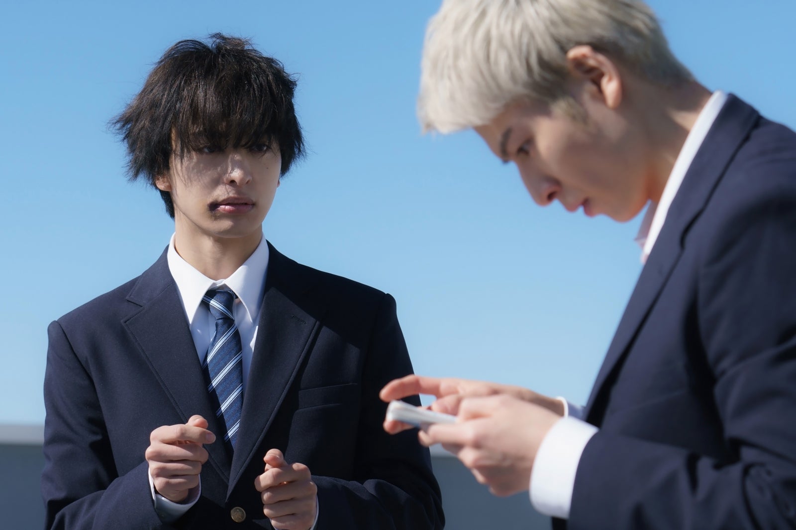 木村慧人、長谷川慎「レッドブルー」第1話（C）「レッドブルー」製作委員会・MBS（C）波切敦／小学館