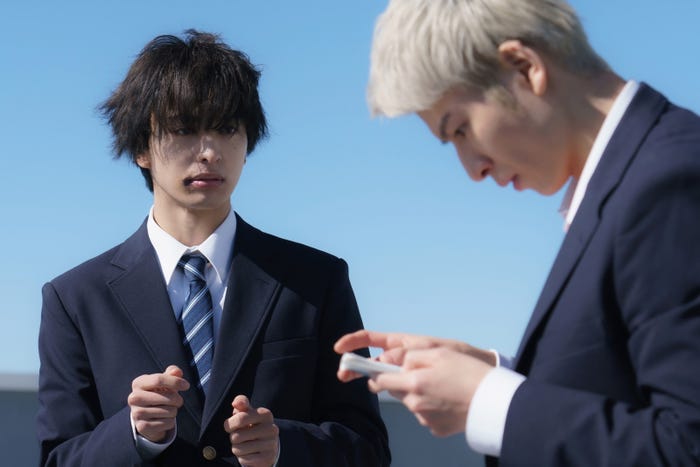 木村慧人、長谷川慎「レッドブルー」第1話(C)「レッドブルー」製作委員会・MBS(C)波切敦/小学館