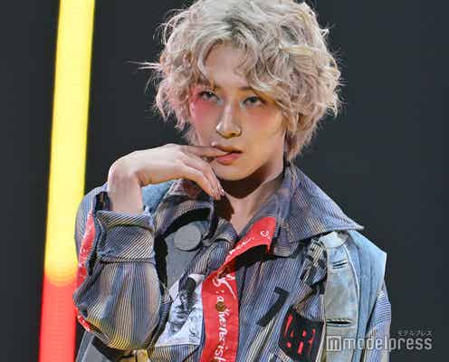 MAZZEL・NAOYA、派手メイク×金髪パーマが別人級 指噛む仕草で異彩オーラ放つ【TGC2025A/W】
