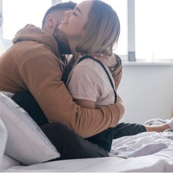 もっと触れたい 男性がついつい ムラっとするハグ の仕方 モデルプレス