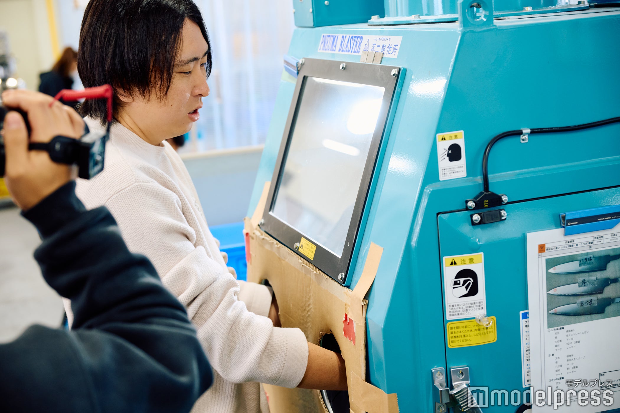 ブラスト加工を体験（C）モデルプレス