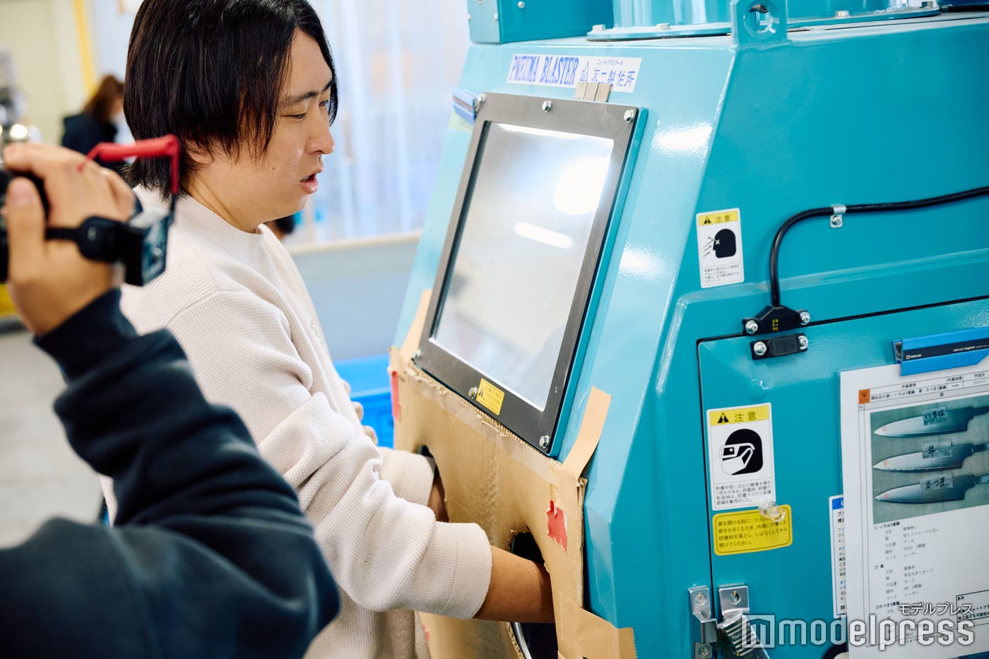 ブラスト加工を体験(C)モデルプレス