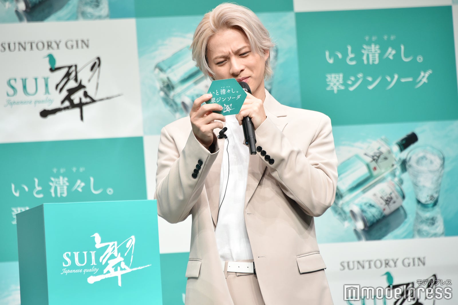 清々しい一言を伝えるときのシチュエーションが書かれた紙を真剣に読もうとする平野紫耀（C）モデルプレス