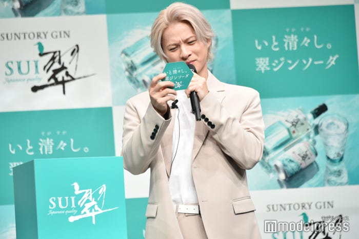 清々しい一言を伝えるときのシチュエーションが書かれた紙を真剣に読もうとする平野紫耀(C)モデルプレス