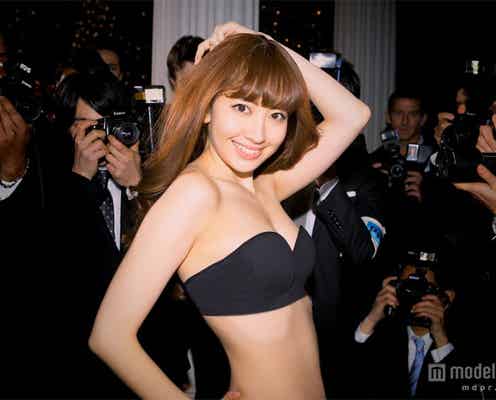 小嶋陽菜、下着姿で堂々ポージング SEXYハプニングにも動じず?