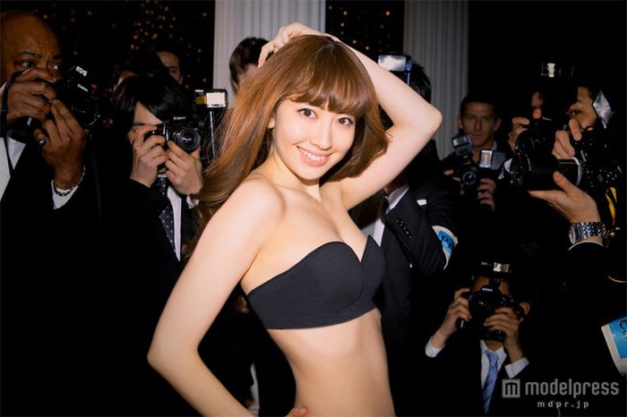 小嶋陽菜/新CM「ワークブラ 小嶋陽菜」篇より