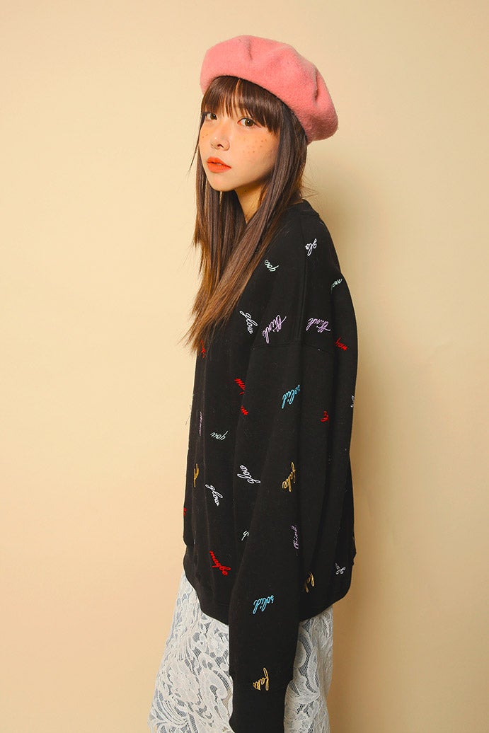 カラフルレタリングロゴスウェット（ブラック）「STYLENANDA」6,690円（税込）／画像提供：STYLENANDA