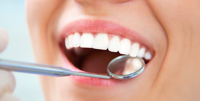 綺麗なピンク色の歯茎と美しい白い歯を応援