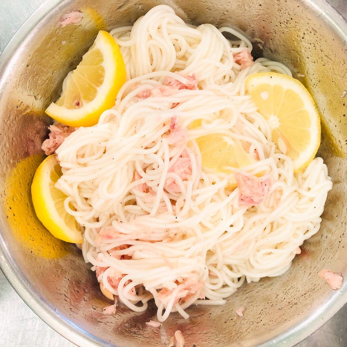 手順3:素麺と材料を混ぜる/画像提供:柏原歩