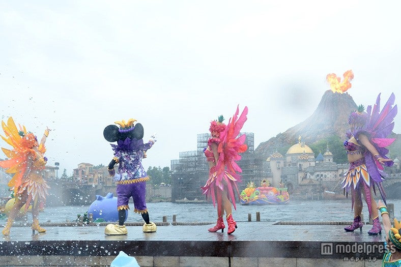 「ミニーのトロピカルスプラッシュ」火山も噴火