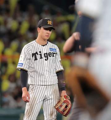 阪神 遊撃・小幡が痛恨の失策 13試合ぶりに先発起用も七回2死二、三塁でファンブル＆一塁悪送球でダブルエラー ラッキー7を前にスタンドからため息