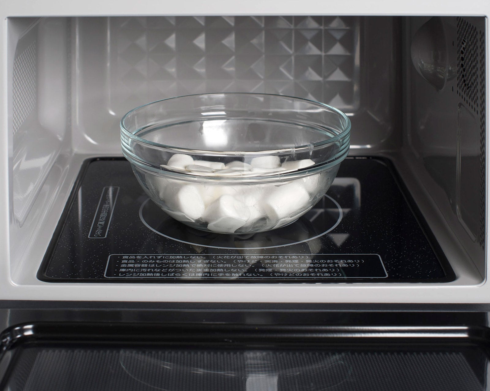 マシュマロをレンジで温める／画像提供：セブン&アイ出版