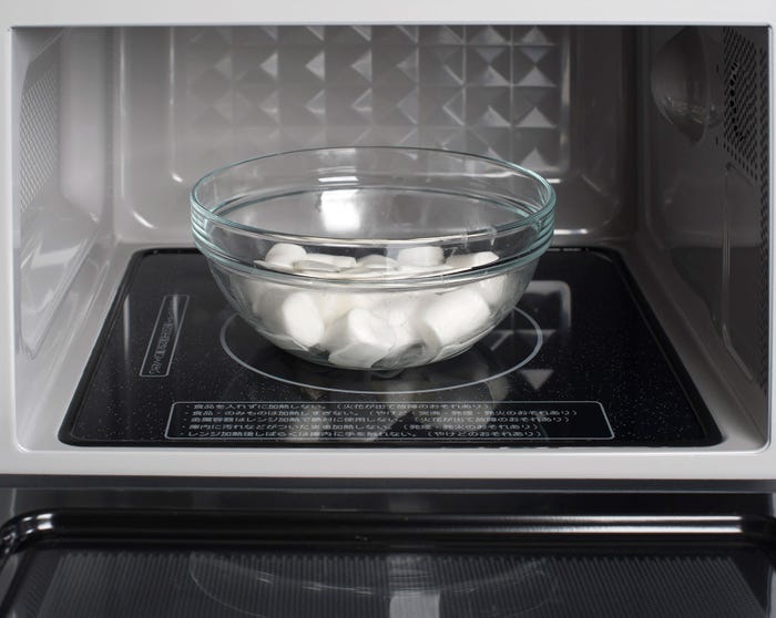 マシュマロをレンジで温める/画像提供:セブン&アイ出版