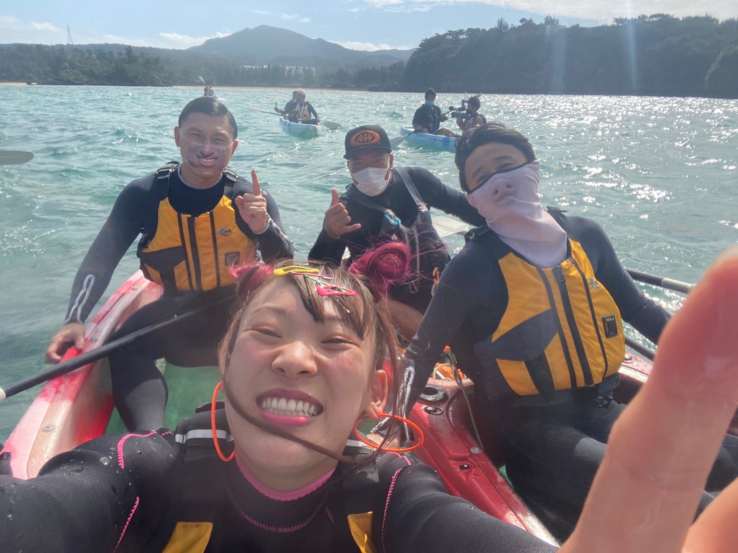 （左から）春日俊彰、フワちゃん、有吉弘行 （C）フジテレビ