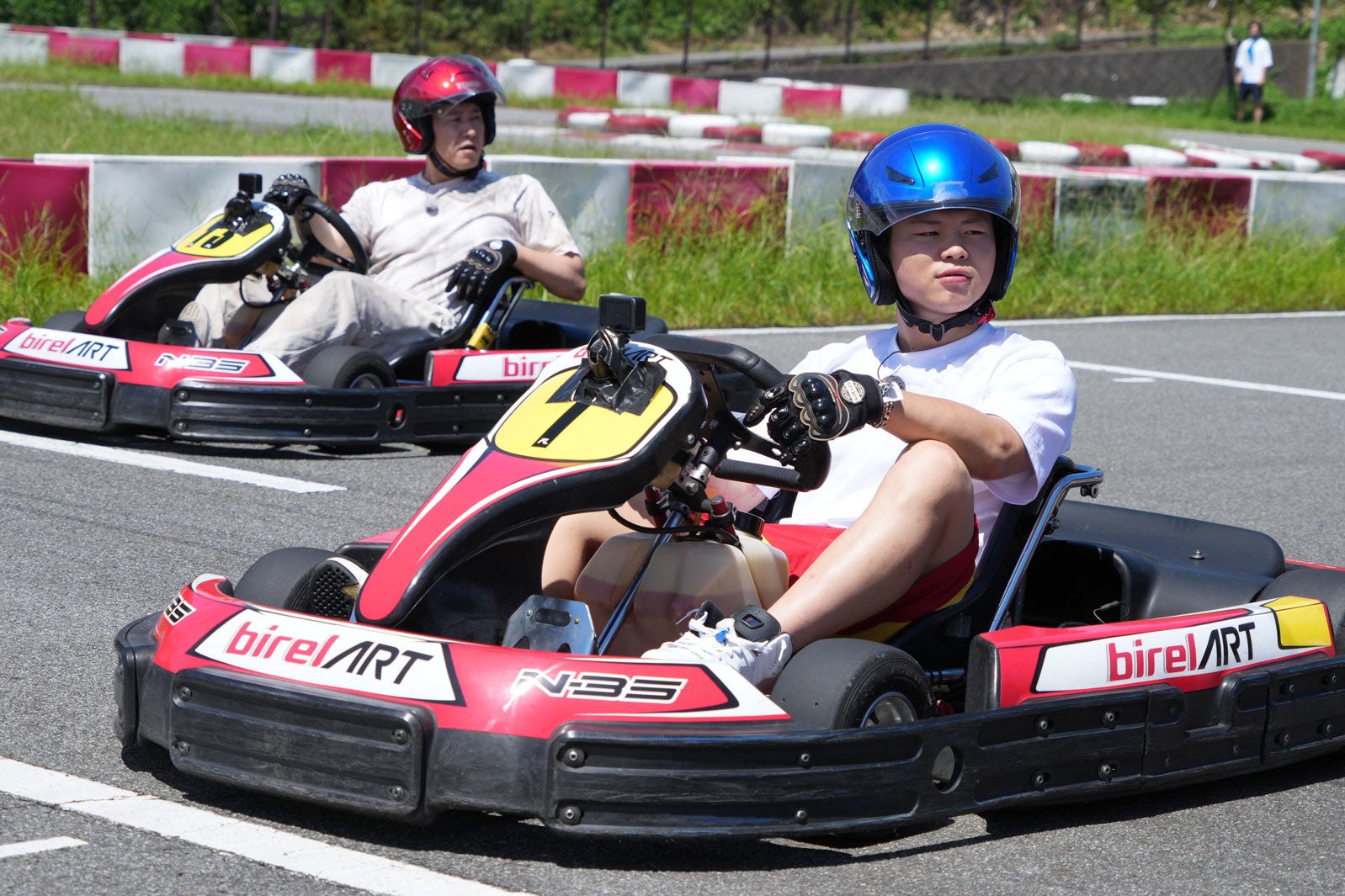 （左から）長田庄平、那須川天心（C）フジテレビ