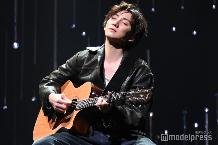 ギターを演奏する京本大我/「Once」公開ゲネプロより(C)モデルプレス