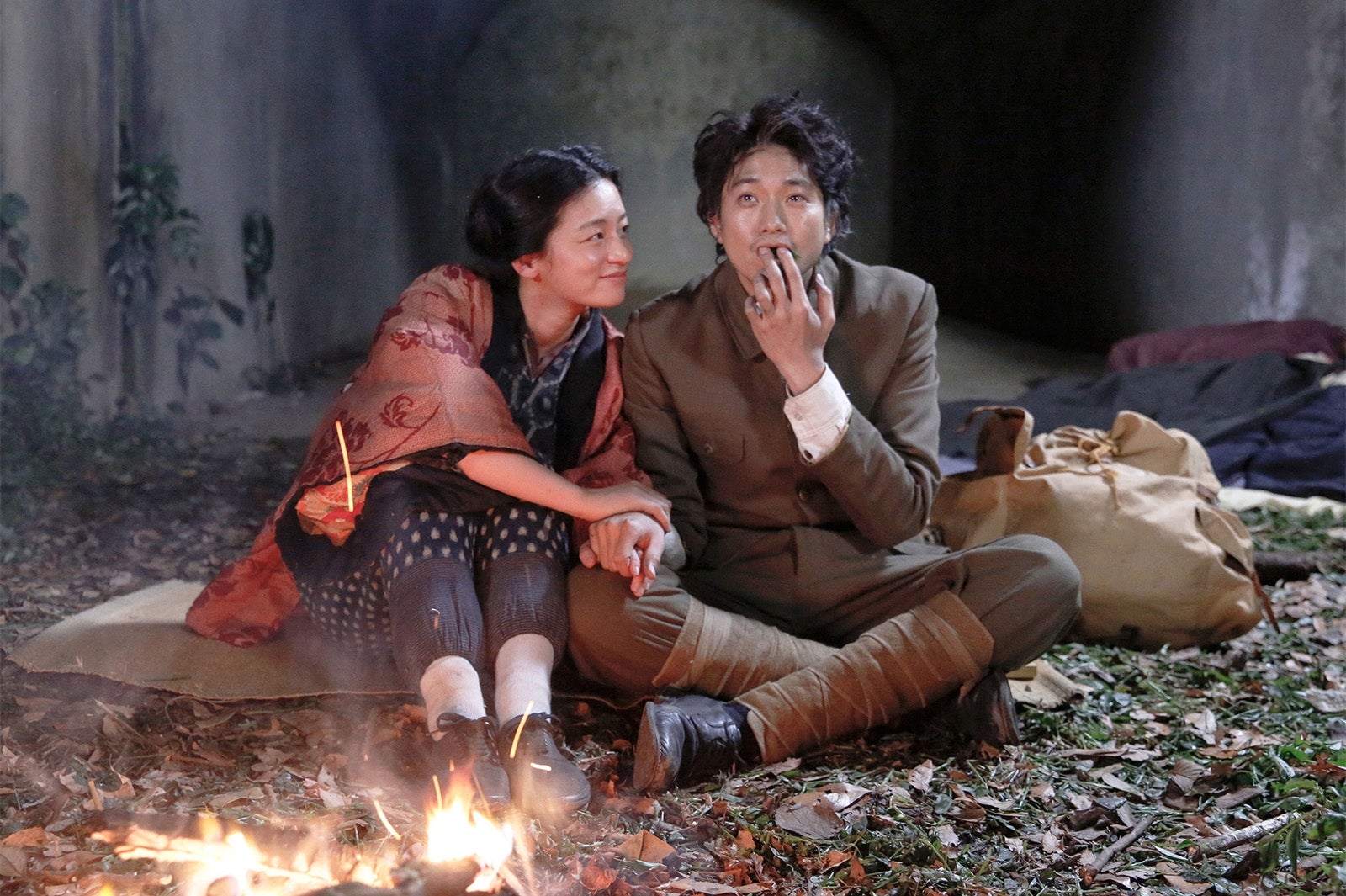 向井理＆尾野真千子、寄り添い手を取る“夫婦”ショット解禁