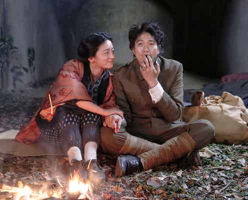 向井理&尾野真千子、寄り添い手を取る“夫婦”ショット解禁