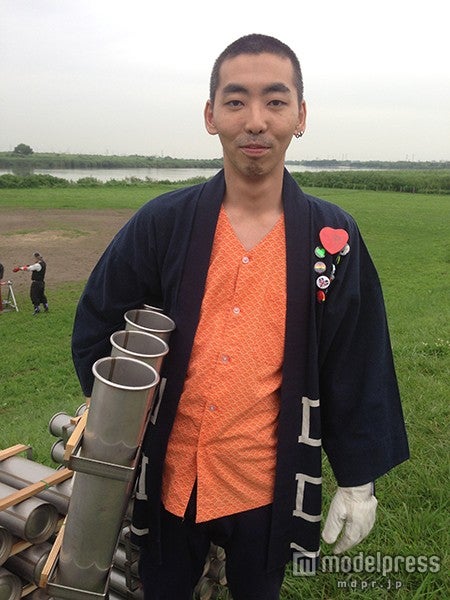 花火職人の「モグラ」を演じる柄本時生